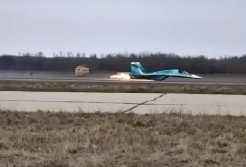Российский истребитель-бомбардировщик Су-34 впервые в истории совершил посадку «на брюхо»