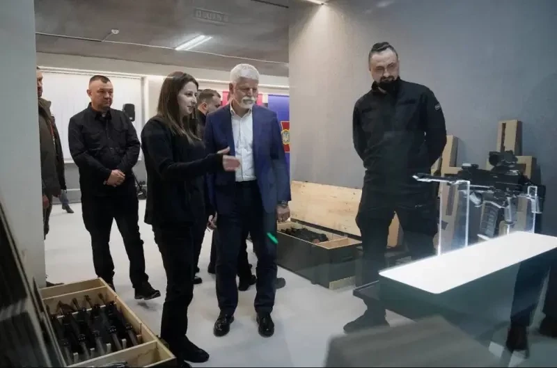 Чешские винтовки CZ BREN 2, собираемые на Украине, показали президенту Чехии во время его визита в страну