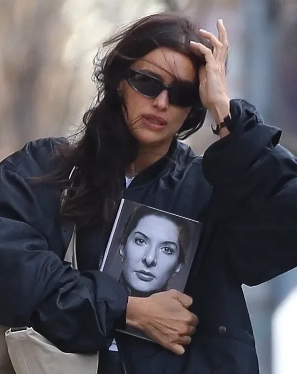 Ирина Шейк гуляет по Нью-Йорку с мемуарами Марины Абрамович