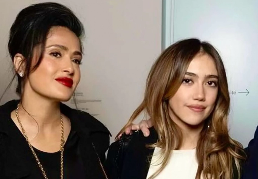 Сальма Хайек показала фото с дочерью и падчерицей