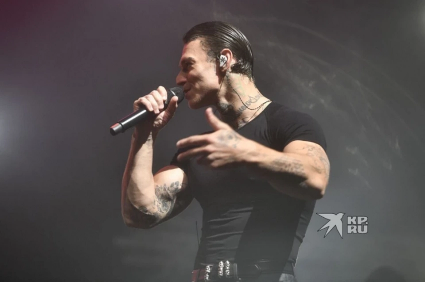 «Мужей не зовем»: Niletto станцевал стриптиз на концерте в Москве и стал мемом