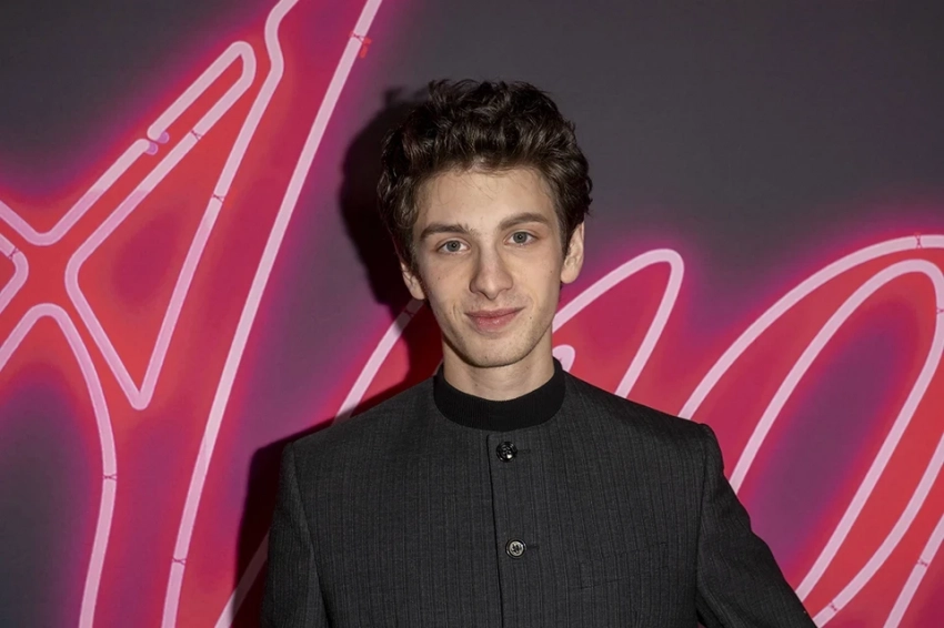 В одном списке с Джоли и Дауни-младшим: звезда «Аноры» Эйдельштейн подписал крупный контракт в Голливуде