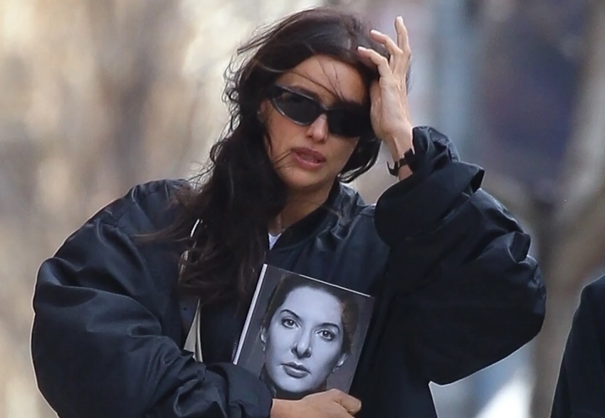 Ирина Шейк гуляет по Нью-Йорку с мемуарами Марины Абрамович