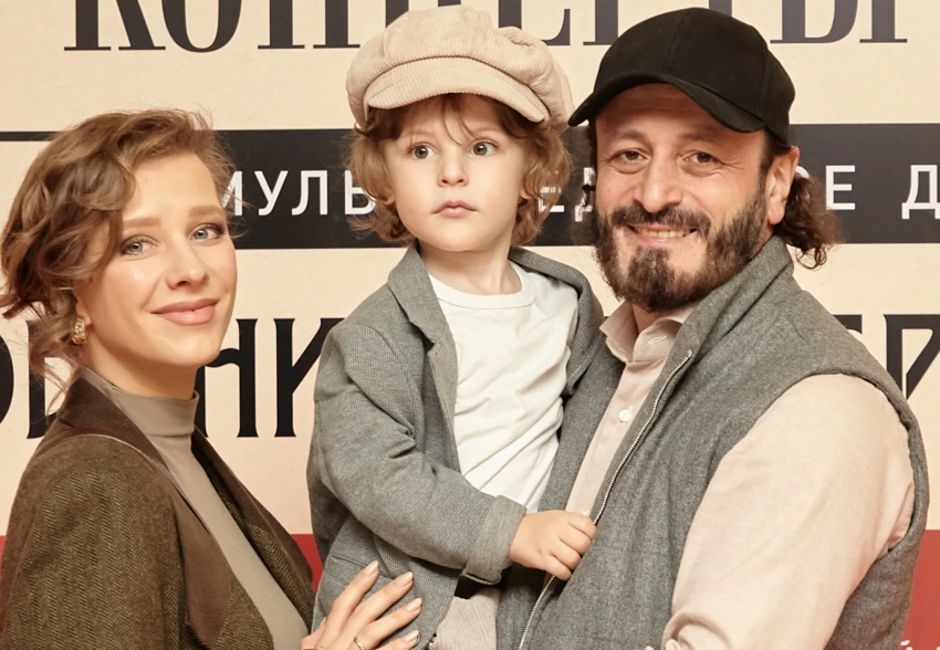 Елизавета Арзамасова и Илья Авербух с сыном посетили мультимедийное шоу "Мгновения Серебряного века"