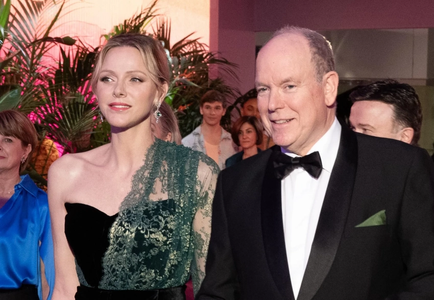 Княгиня Шарлен и Альбер II, Шарлотта Казираги и другие представители дома Гримальди посетили "Бал роз" в Монако