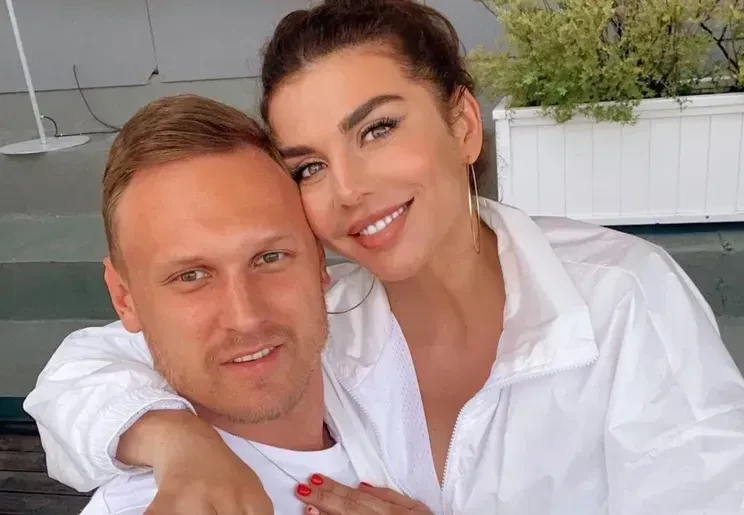 "Всё исчезло". Отец Яниса Тиммы обвинил Анну Седокову в пропаже коллекции кроссовок и маек сына