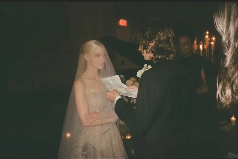 Аня Тейлор-Джой поздравила Малкольма Макрея с 3-й годовщиной брака и показала архивные кадры с их свадьбы