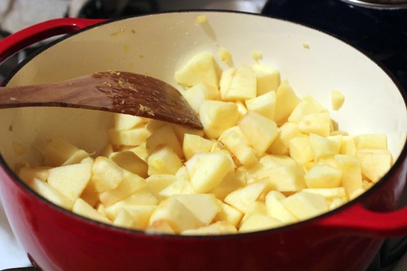 Проверенные лайфхаки, как убрать нагар со старой кастрюли, и при этом не тереть