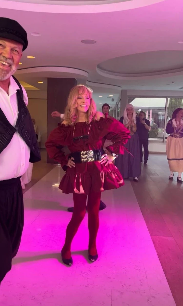 Алла Пугачева в радикальном мини отметила 76-летие: Показала ноги