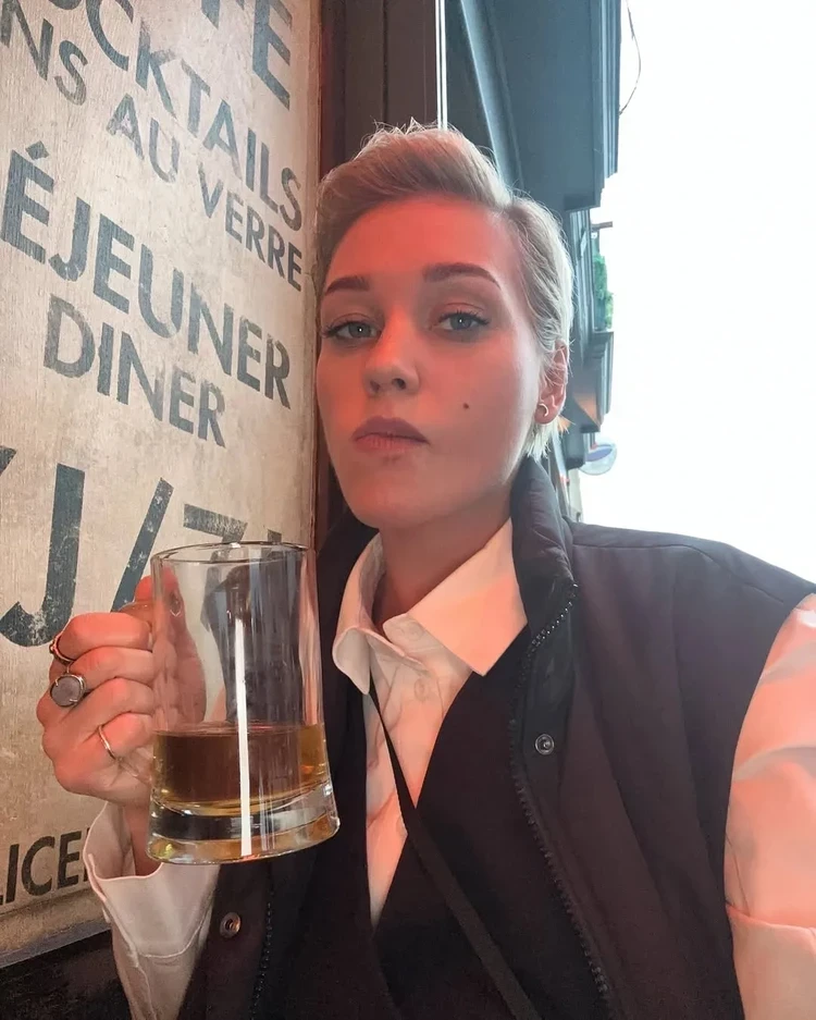 Кристина Асмус после скандального увольнения улетела из России