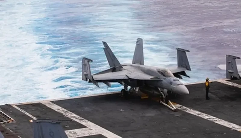 «Авианосец совершал манёвр уклонения»: в Красном море потерян американский истребитель F/A-18E