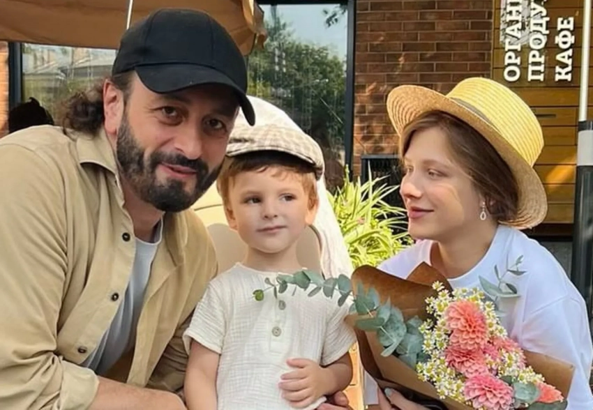 Елизавета Арзамасова и Илья Авербух станцевали под "Калинку-малинку" вместе с сыном в Дубае