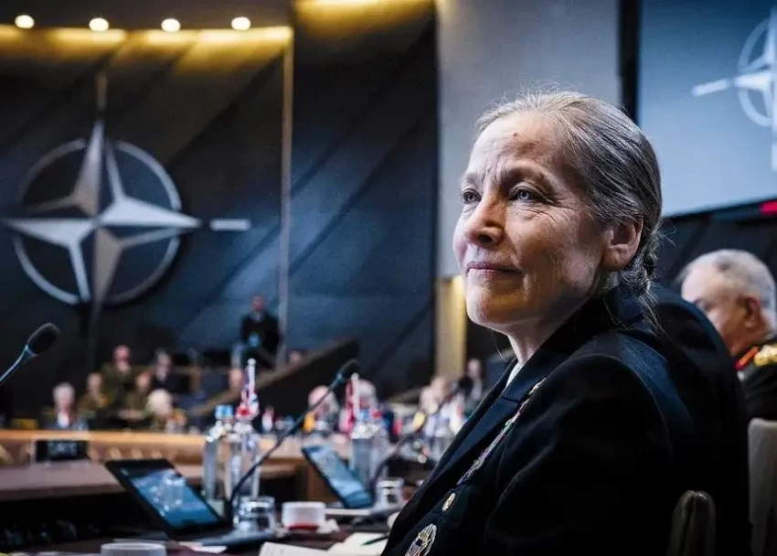 Член конгресса: представителя США в НАТО уволили за отказ вешать портрет Трампа