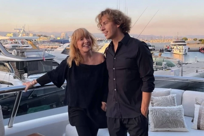 Алла Пугачева в радикальном мини отметила 76-летие: Показала ноги