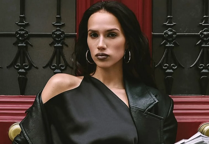 Chanel и журнал Forbes в руках. Алина Загитова устроила фотосессию в Париже в готическом стиле