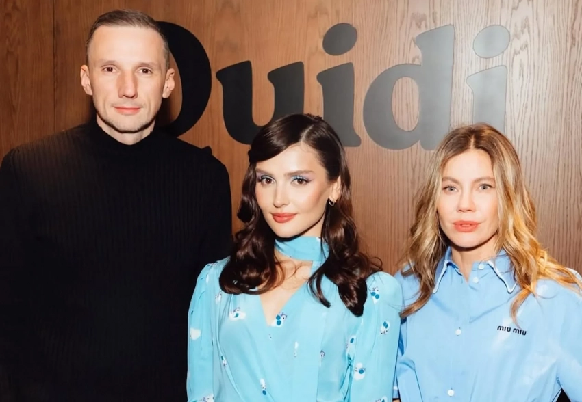 Дина Саева с мамой, сестрой и бойфрендом Никитой Ефремовым на открытии своей кондитерской на Патриарших прудах