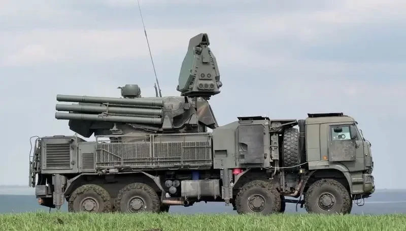 Российская ПВО отразила массированную атаку на Крым, перехватив и сбив более ста украинских беспилотников самолётного типа