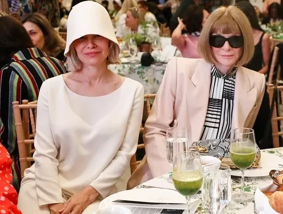 Памела Андерсон с новой стрижкой появилась в компании Анны Винтур накануне Met Gala