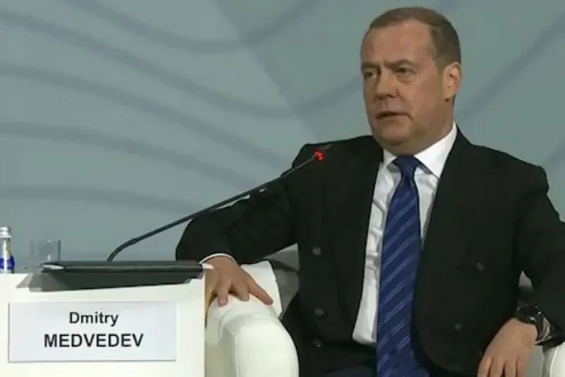 «Вариант с капитуляцией нравится больше»: Медведев заявил, что Украина всё ещё имеет шанс сохранить государственность
