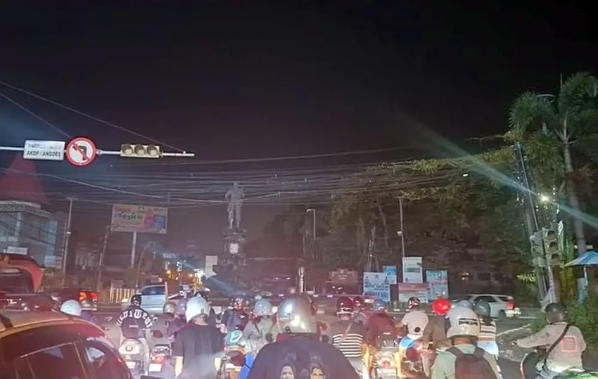 Теперь и Бали: весь престижный остров-курорт погрузился во тьму, туристы готовят еду на кострах