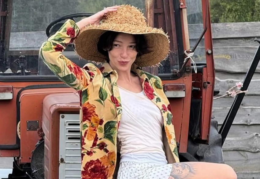 Настя Ивлеева устроила модную фотосессию в сельской местности