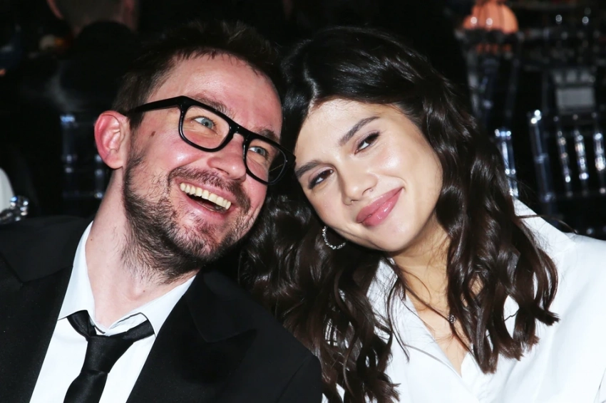 Недавно ставший отцом Петров и Гинзбург с беременной женой: Звезды похвастались молодыми спутницами на вручении кинопремии