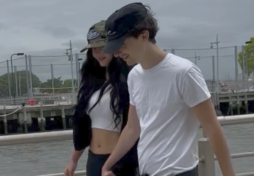 Тимоти Шаламе и Кайли Дженнер заметили на прогулке в Нью-Йорке