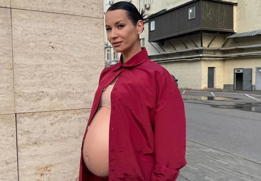 "Рианна курильщика". Беременная Ида Галич вышла в свет с обнажённым животом