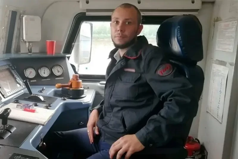 «Оставался на месте до конца»: Погибший в результате подрыва моста в Брянской области машинист спас сотни жизней, успев снизить скорость поезда