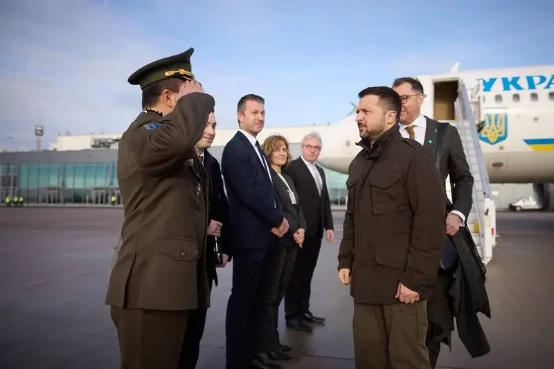 Зеленский вылетел в Канаду, где надеется всё же договориться о выделении дополнительной военной помощи Украине