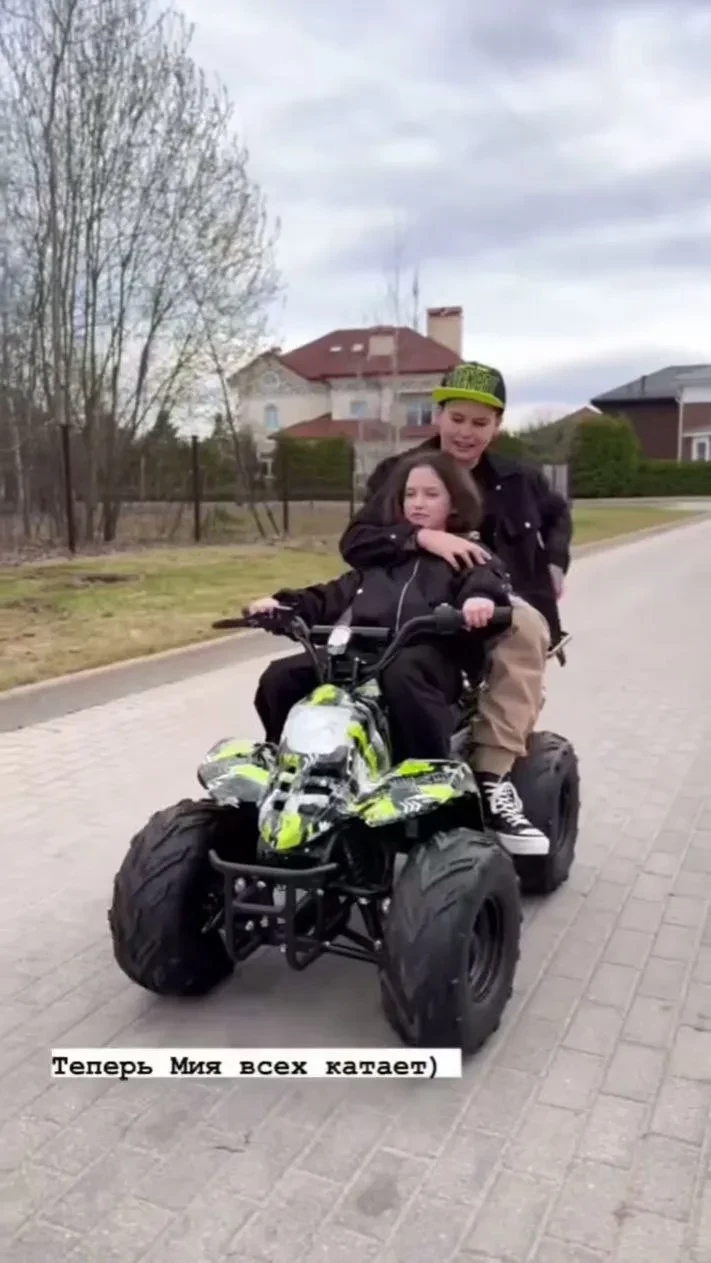 Дети Павла Прилучного и Агаты Муцениеце встретились впервые за долгое время