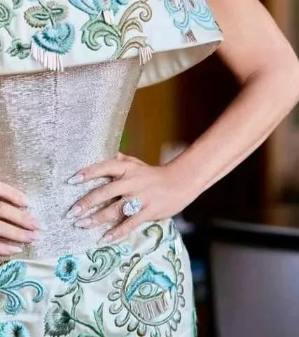 В сети обсуждают обручальное кольцо Лорен Санчес размером до 45 карат и стоимостью до 6 млн долларов