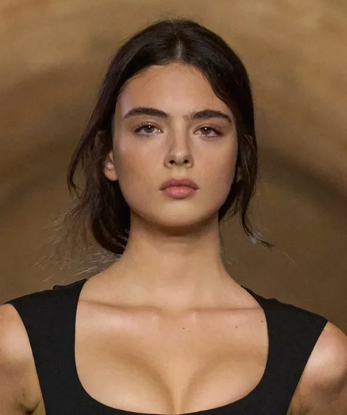 Дочь Моники Беллуччи и Венсана Касселя вышла на подиум на показе Jacquemus