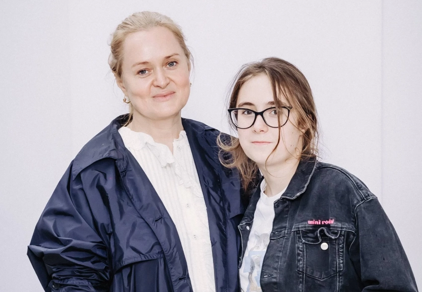 "С девочками попроще". Анна Михалкова рассказала о воспитании троих детей