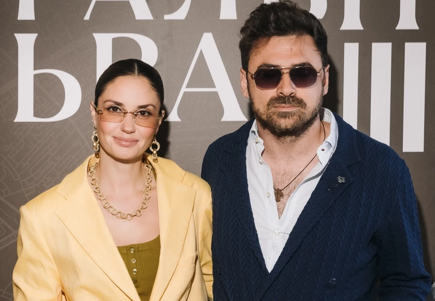 Агата Муцениеце вышла в свет с округлившимся животом на фоне слухов о беременности