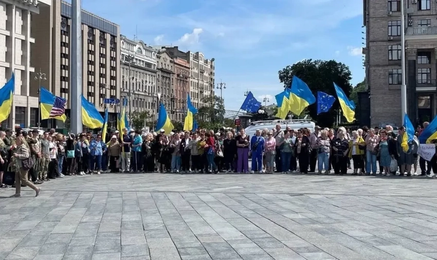 Украинские военные под американским флагом вышли на Майдан в Киеве протестовать против коррупции на Украине