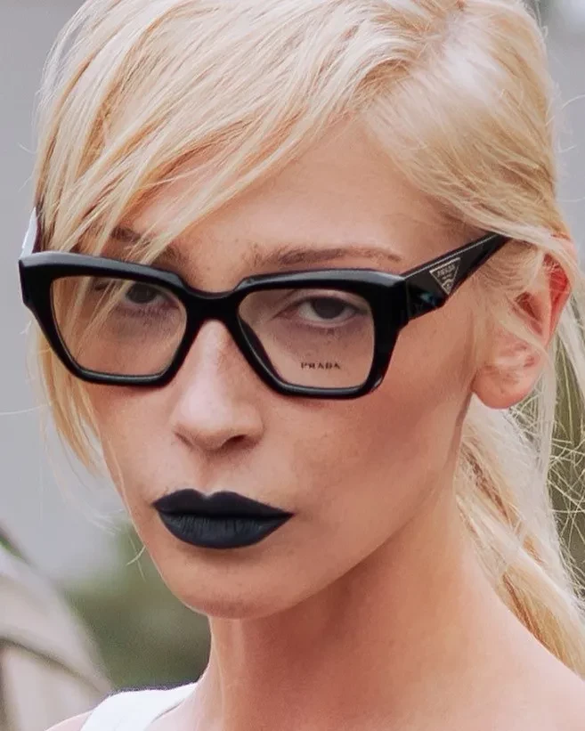 Zivert сменила стилиста после скандала на Неделе моды. Теперь она сотрудничает с Ксенией Смо, которая раньше одевала Настю Ивлееву