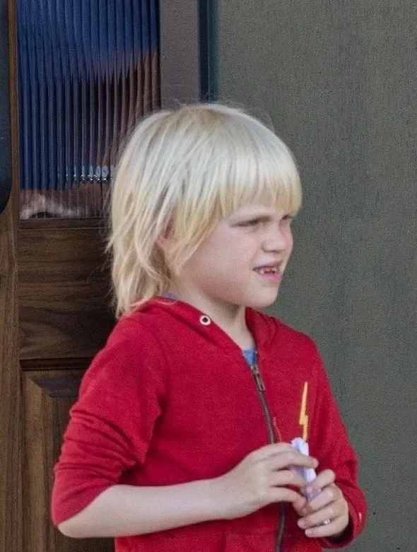 В сети появились редкие фото детей Кирстен Данст