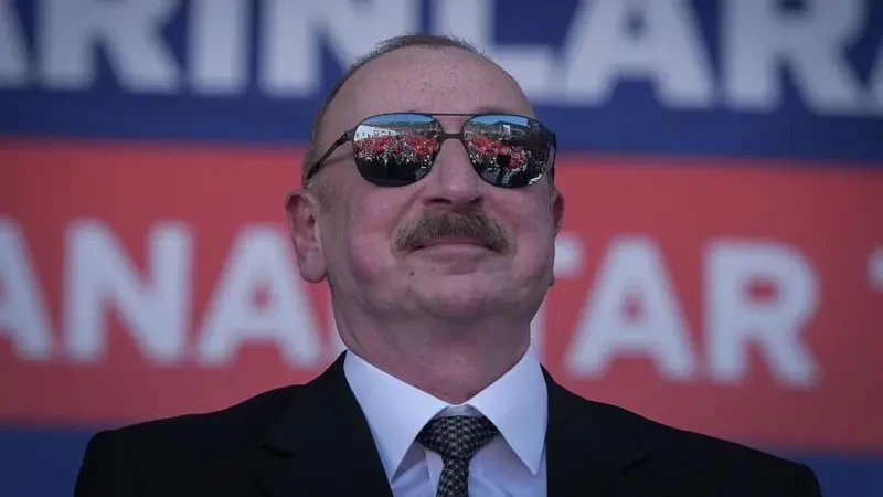 Между молотом и наковальней: Баку пора каяться и извиняться