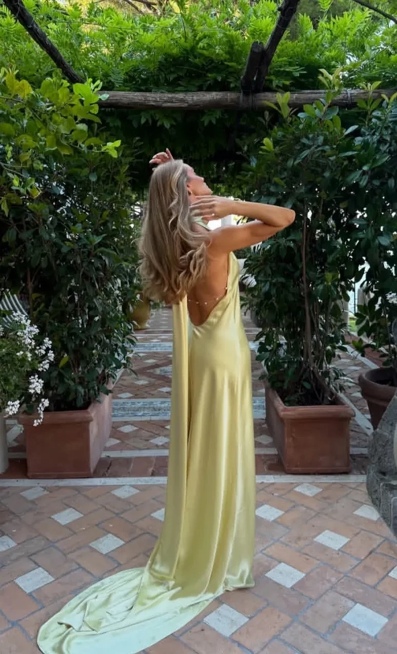 Рози Хантингтон-Уайтли показала новые фото со свадьбы младшего брата, которую она посетила с Джейсоном Стэтхемом и детьми