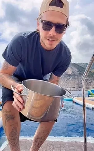 "Это отвратительно". Бруклина Бекхэма захейтили за его кулинарный совет по приготовлению пасты