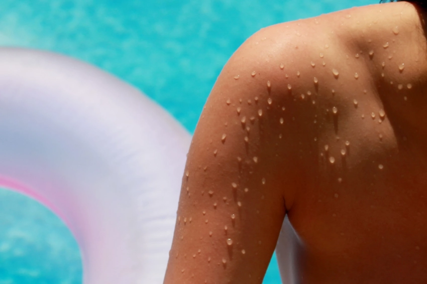 Дерматолог рассказала, как спасти кожу после моря и бассейна