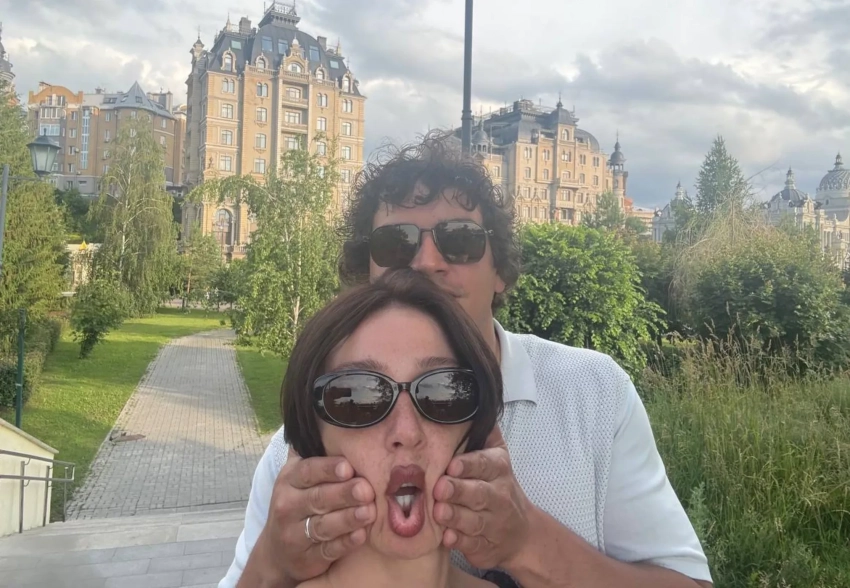 "Островок блаженства". Настя Ивлеева показала новые фото с мужем в честь Дня семьи, любви и верности