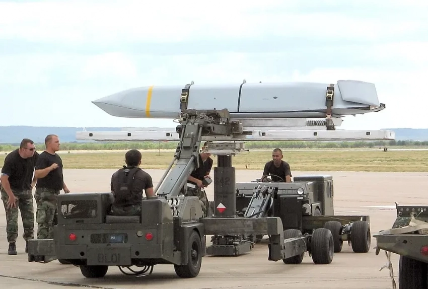 Новые модификации смогут достигнуть Москвы: Трамп рассматривает возможность передачи Украине дальнобойных ракет JASSM