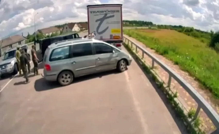 Не на того напали: показаны кадры, как мужчина на Украине отбился от сотрудников ТЦК лопатой