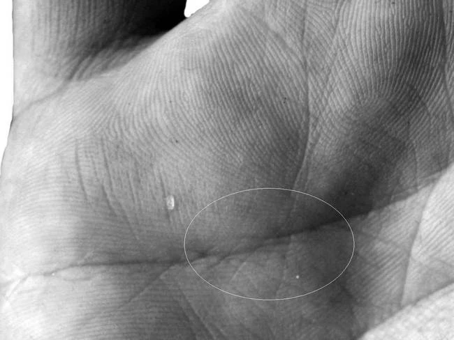 Символ чувств и отношений на вашей руке: почему вы разочаровываетесь в партнерах и как это исправить