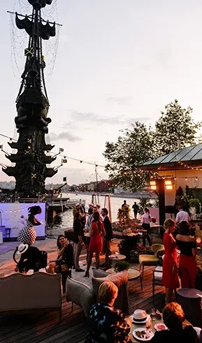 Яхт-клуб в центре Москвы и водка с соленьями для гостей: как прошла "секретная" свадьба Агаты Муцениеце и Петра Дранги за 6 млн рублей