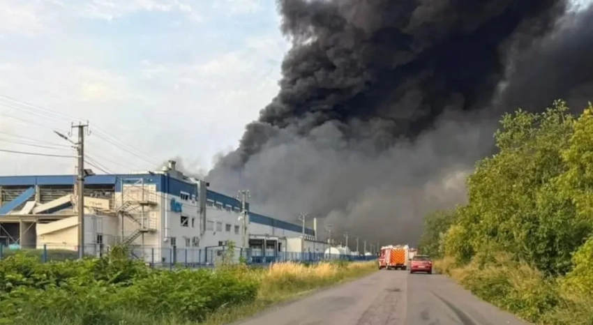 Пожар продолжается до сих пор: на поражённом «Калибрами» предприятии производилась электроника для украинских БПЛА