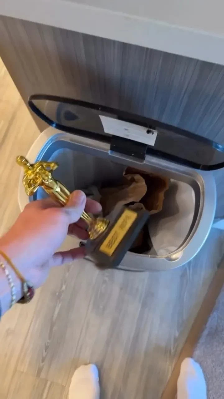 Никита Пресняков выбросил статуэтку "Лучшая жена" на фоне развода с Алёной Красновой