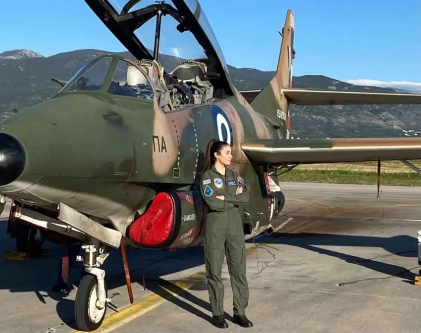 Греки показали свою единственную лётчицу ВВС